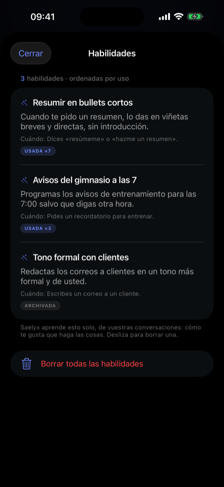Pantalla de habilidades en iPhone: tres habilidades aprendidas, cada una con la frase que la dispara, y un botón para borrarlas todas.