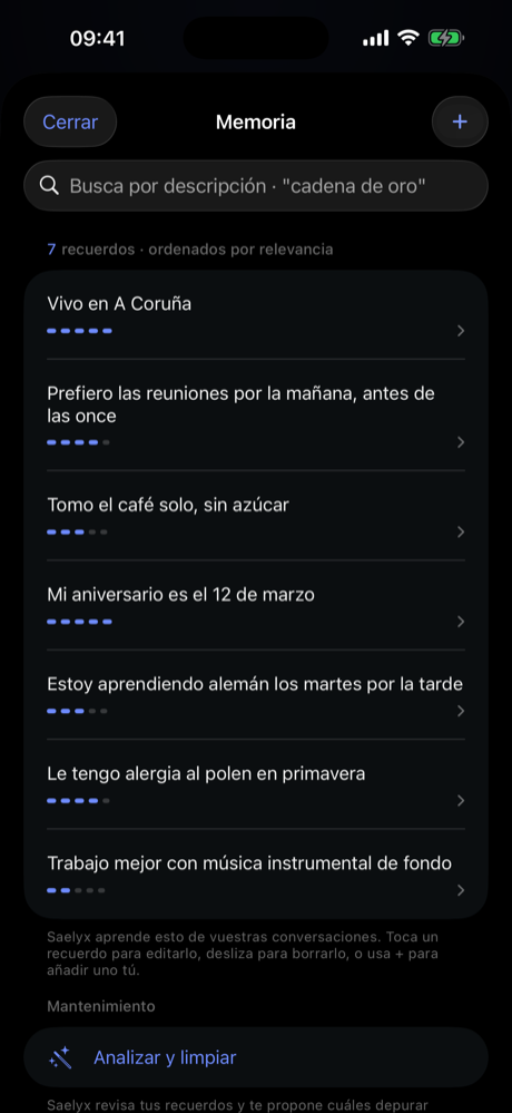 Pantalla de memoria en iPhone: siete recuerdos escritos en frases normales, cada uno con una flecha para abrirlo y editarlo, y un buscador arriba.